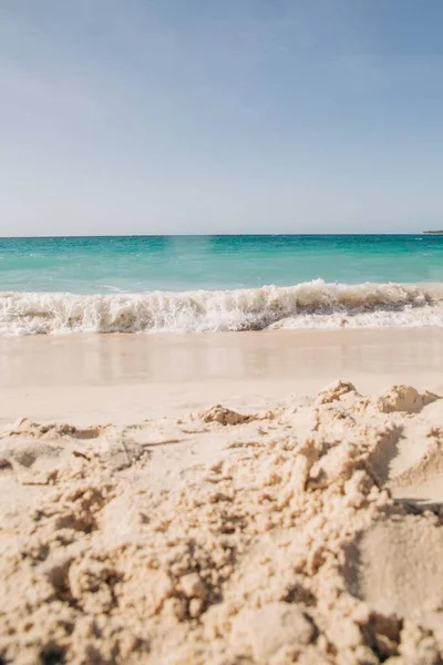 Вертикальний Крупним Планом Знімок Коричневого Піску Сонячному Пляжі — стокове фото