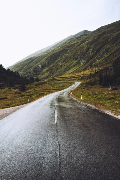 산으로 이어지는 아스팔트 도로의 — 스톡 사진