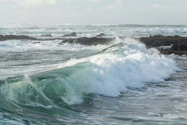 Uma Bela Imagem Das Ondas Oceânicas Que Cobrem Costa — Fotografia de Stock