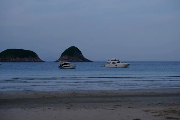 Malebný Pohled Lodě Plující Blízkosti Písečné Pláže Proti Zeleným Ostrovům — Stock fotografie
