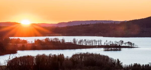 Солнце Заходит Солнечными Лучами Над Озером — стоковое фото