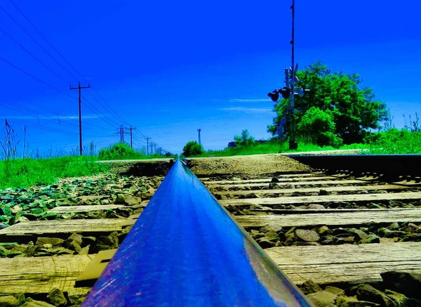 Primer Plano Una Vía Férrea Acero Con Árboles Cielo Azul —  Fotos de Stock