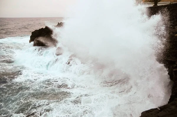 Fuertes Olas Estrellan Costa Volcánica Tenerife Islas Canarias — Foto de Stock