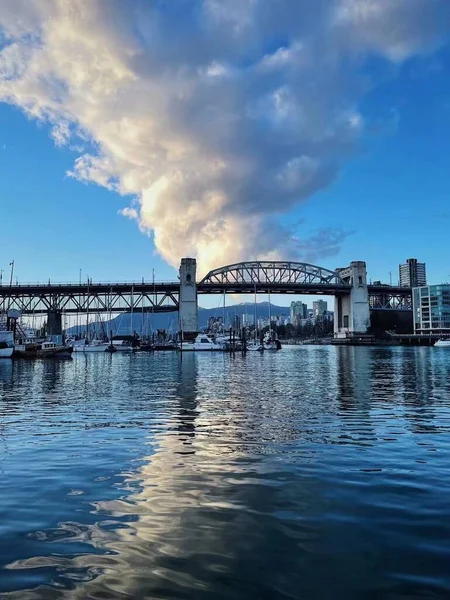 Kanada Vancouver Daki Granville Adası Üzerindeki Burrard Köprüsünün Dikey Görüntüsü — Stok fotoğraf