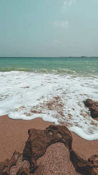 Una Vista Vertical Las Olas Del Océano Golpeando Una Playa — Foto de Stock