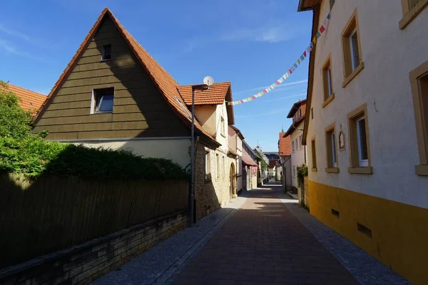 Küçük Bir Kasabadaki Evler Arasında Bir Yürüyüş Yolu — Stok fotoğraf