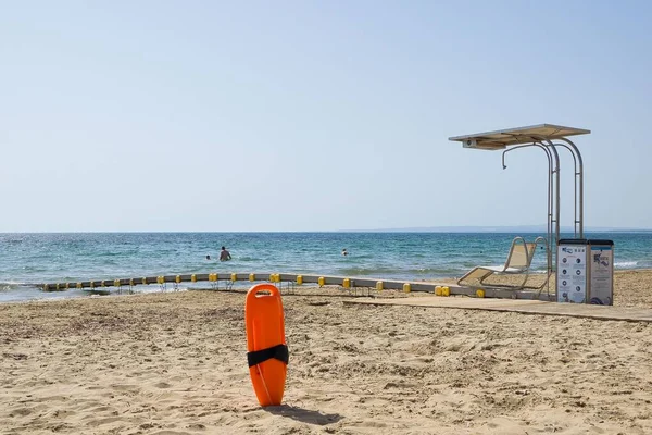 Sistema Sedie Rotelle Sulla Spiaggia Che Consente Disabili Accedere Mare — Foto Stock