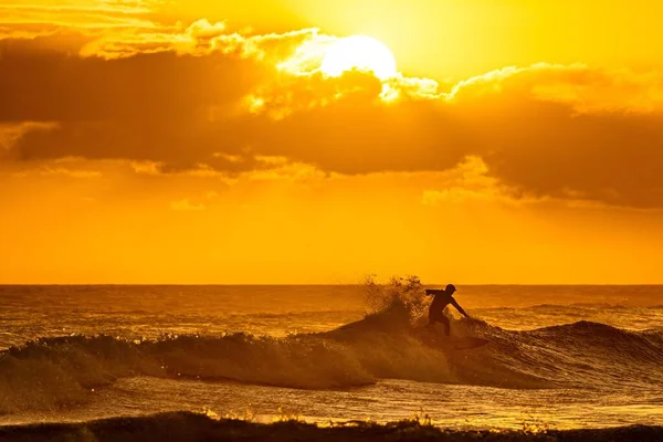 Een Schilderachtig Uitzicht Een Surfer Golven Van Zee Tijdens Zonsondergang — Stockfoto