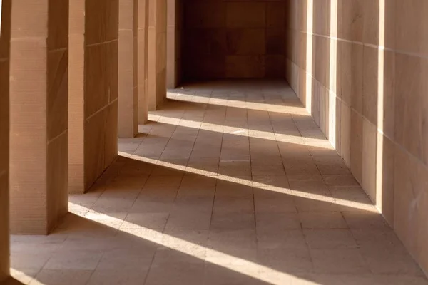 Hermoso Pasillo Aire Libre Edificio Con Columnas Tiempo Soleado —  Fotos de Stock