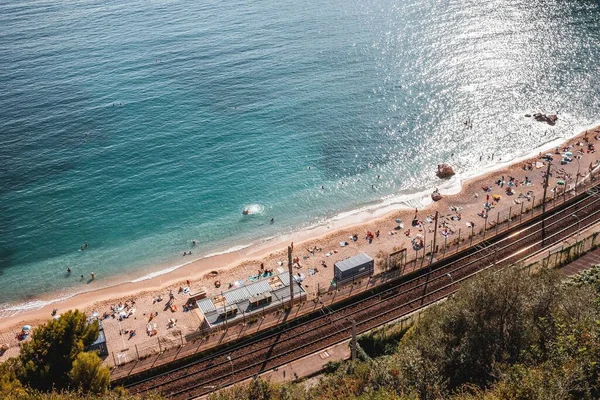 Ein Blick Aus Der Vogelperspektive Auf Bahngleise Neben Einem Strand — Stockfoto