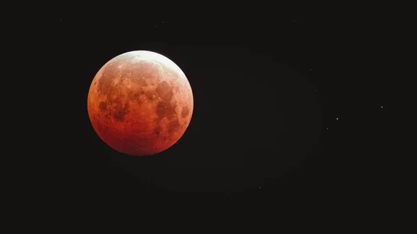 暗い夜空に赤い血の月の美しいショット — ストック写真