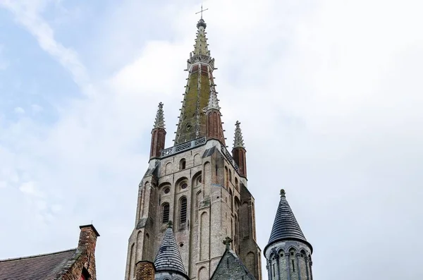 Uma Foto Baixo Ângulo Igreja Nossa Senhora Bruges Bélgica — Fotografia de Stock