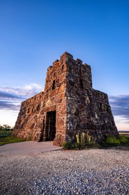Güneşli bir günde Coronado Heights Kalesi 'nin dikey manzarası.