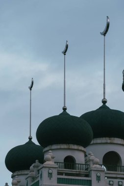 Çin 'deki Harbin Daowai Camii' nin tepesinin dikey çekimi.