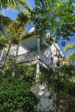 Key West 'teki bir sahil köşkünün balkonunun dikey görüntüsü.