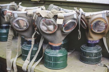 Bir grup gaz maskesinin yakın plan fotoğrafı.