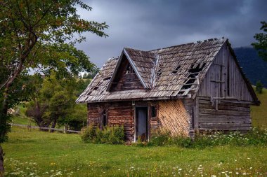 Kırsal kesimde eski bir ahşap kulübe manzarası