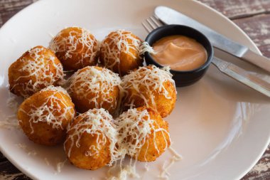 İtalyan arancini. Mozarella peyniri, maydanoz, limon ve parmesan peynirli ev yapımı pirinç topları. Bol soslu kızarmış peynir topları.