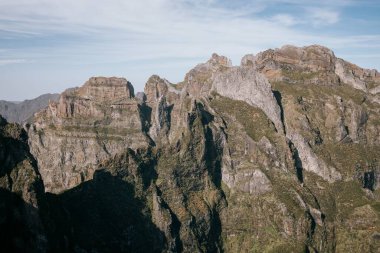 Portekiz, Madeira 'da turistlerle manzaralı dağların hava görüntüsü.