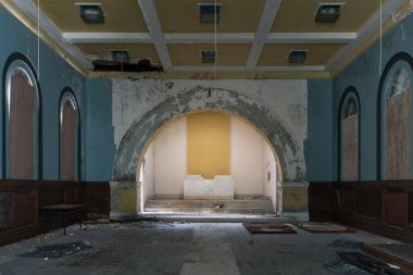 Terk edilmiş ve harap olmuş bir bina.