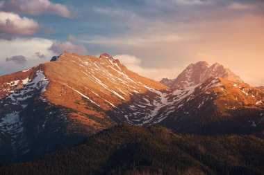 Polonya 'da gün batımında Tatra Dağları' ndaki Gerlach zirvesinin manzarası