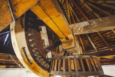 Yel değirmeninin iç kısmının düşük açılı görüntüsü.