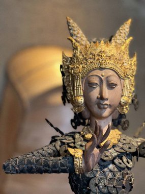 Endonezya 'daki bir Bali otelinde dini bir heykelin dikey çekimi.