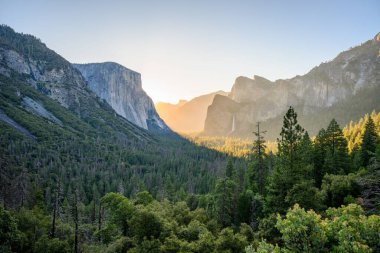 El Capitan 'ın büyüleyici bir görüntüsü Mavi gökyüzüne karşı kayalık bir dağ