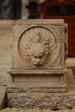 Çin 'deki bir tapınakta seçici bir mavi taş oyması.