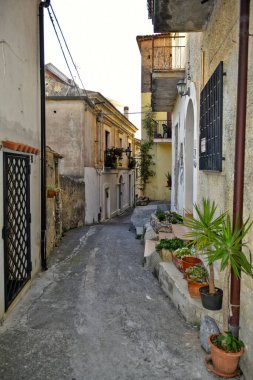 San Nicola Arcella 'da eski binaların olduğu dar bir sokak, Calabria bölgesi, İtalya