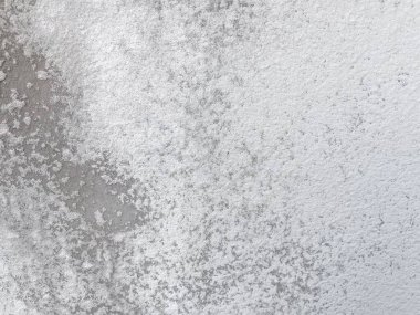 Gri beton bir duvarda toz gibi aşınmış boya. Desenli ara zemin