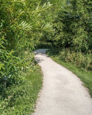 Nantwich Riverside Döngü Yolu güneşli bir gün manzarası, Cheshire.