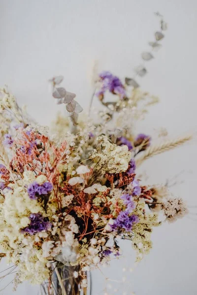 Een Verticaal Shot Van Een Ruiker Gemaakt Van Gedroogde Bloemen — Stockfoto