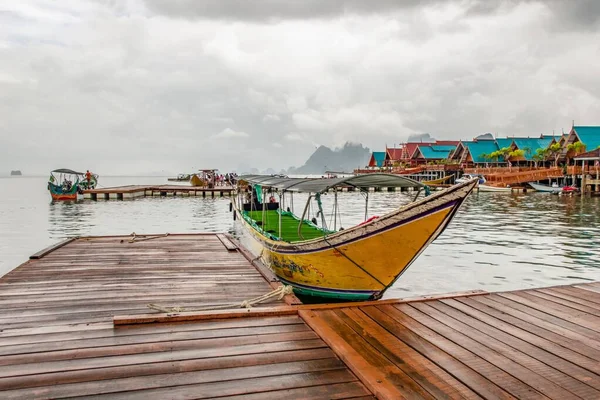 Bateau Amarré Près Rivage Phuket Forêt Tropicale Île Montagneuse Dans — Photo