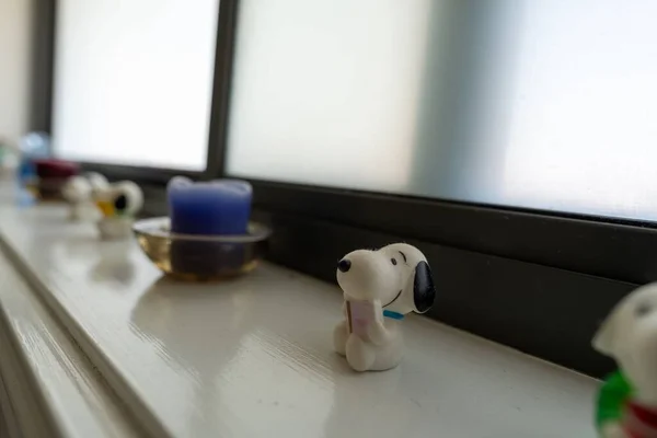 Pencerenin Kenarına Yerleştirilmiş Küçük Snoopy Dog Modelinin Seçici Bir Odak — Stok fotoğraf