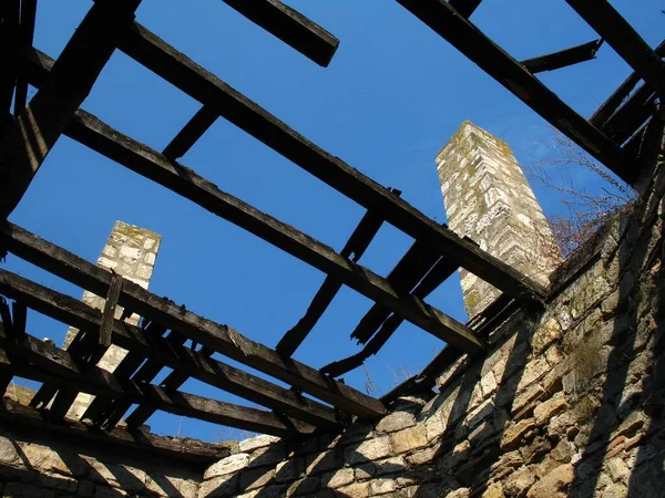 Ruiner Efter Katastrofen Branden Förstörde Träkonstruktionen — Stockfoto