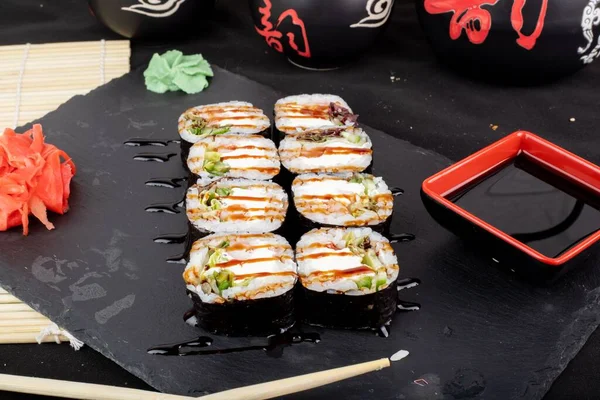 Zbliżenie Bułek Sushi Tacy Pałeczkami Sosem Sojowym Marynowanym Imbirem Wasabi — Zdjęcie stockowe