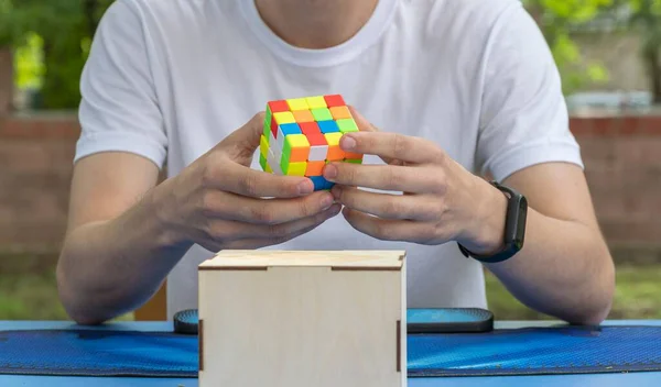 Kinderhände Halten Ein Mechanisches Logik Puzzle Spielzeug Der Hand Bereit — Stockfoto