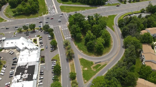 Luchtfoto Van Auto Die Door Meerlaagse Snelwegen Een Voorstedelijk Gebied — Stockfoto