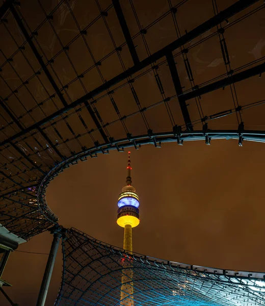 Ukrayna Nın Ulusal Renkleriyle Aydınlatılmış Münih Olimpiyat Kulesinin Alçak Açılı — Stok fotoğraf