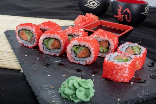 Eine Nahaufnahme Frischer Sushi Rollen Auf Einer Schwarzen Schiefertafel — Stockfoto