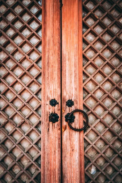 慶州の金沙寺の旧扉の垂直閉鎖ショット — ストック写真