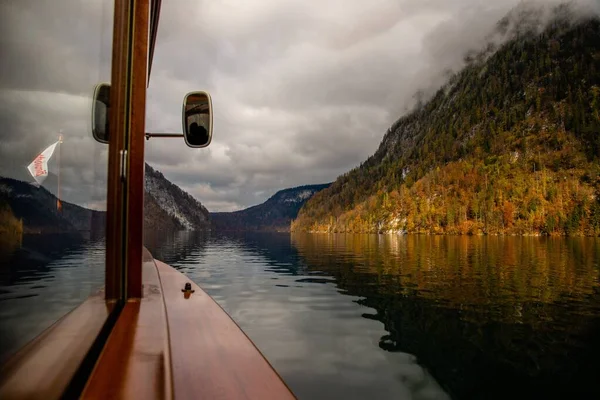 Scenic View Autumn Trees Cloudy Sky Reflecting Lake Seen Boat — Stock Photo, Image