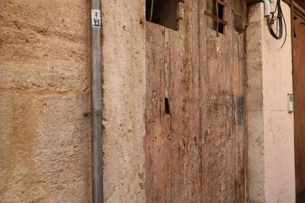 西班牙小镇上古老的木门 — 图库照片