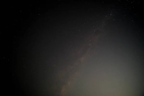 天の川が見える輝く星々でいっぱいの夜の暗い空の豪華な景色 — ストック写真