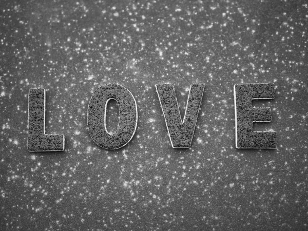 Siyah Paslı Metal Bir Yüzeyde Siyah Harflerle Aşk Kelimesi — Stok fotoğraf