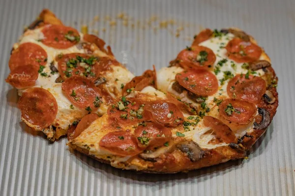 Una Pizza Pepperoni Casera Sobre Mesa —  Fotos de Stock