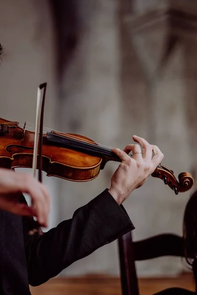 Primo Piano Mani Maschili Che Suonano Violino — Foto Stock