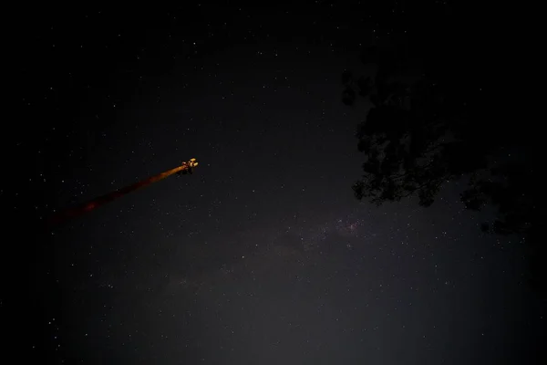 Tiro Ângulo Baixo Céu Uma Noite Estrelada Com Silhuetas Escuras — Fotografia de Stock