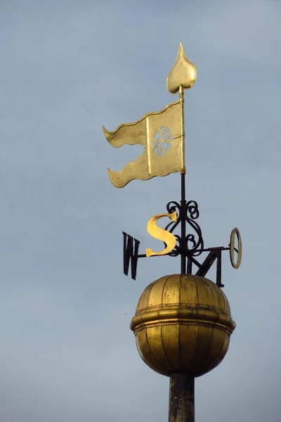 Üzerinde Bayrak Olan Eski Demir Sarısı Rüzgar Gülü — Stok fotoğraf